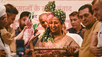 Delhi chief minister Rekha Gupta with the Delhi Kisan Morcha at Delhi Secretariat on Saturday. (RAJ K RAJ /HT PHOTO) Delhi chief minister Rekha Gupta with the Delhi Kisan Morcha at Delhi Secretariat on Saturday. (RAJ K RAJ /HT PHOTO)