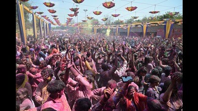 Holi celebrations underway at Lucknow’s Khatu Shyamji Temple in Lucknow (Mushtaq Ali/HT)