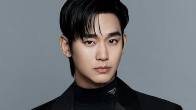 Kim Soo Hyun's company revised its official stand regarding his relationship with Kim Sae Ron as more proof continues to be released. (Prada) Kim Soo Hyun's company revised its official stand regarding his relationship with Kim Sae Ron as more proof continues to be released. (Prada)