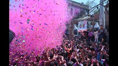 Locals taking part in Kapdafaad Holi celebrations in Loknath on Saturday. (Anil Kumar Maurya/HT) Locals taking part in Kapdafaad Holi celebrations in Loknath on Saturday. (Anil Kumar Maurya/HT)