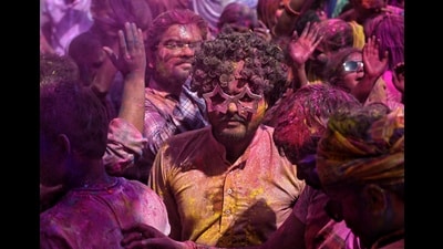 People celebrating Holi at Khatu Shyam Temple in Lucknow on Saturday (HT Photo) People celebrating Holi at Khatu Shyam Temple in Lucknow on Saturday (HT Photo)