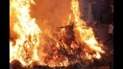 Sanju, a ‘panda, walks barefoot on a 30-foot-long fire-bed at Phalen in Mathura. (HT) Sanju, a ‘panda, walks barefoot on a 30-foot-long fire-bed at Phalen in Mathura. (HT)
