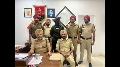 The accused Maninder Pal Singh, alias Monty, in police custody in Mohali on Saturday. (HT Photo)
