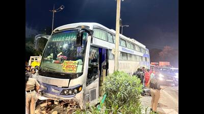 The bus crashed head-on into a scooter headed towards Chandigarh, before hitting a cyclist. The cyclist and two riders of the scooter had a miraculous escape. (HT photo)