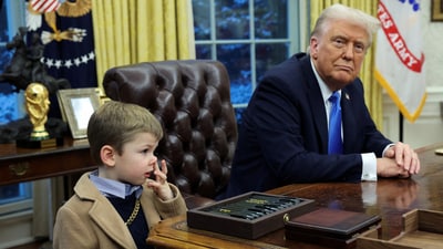 U.S. President Donald Trump looks on as X Æ A-12, Elon Musk's son, stands beside him in the Oval Office of the White House in Washington, D.C., U.S., February 11, 2025.   REUTERS/Kevin Lamarque     TPX IMAGES OF THE DAY (REUTERS)