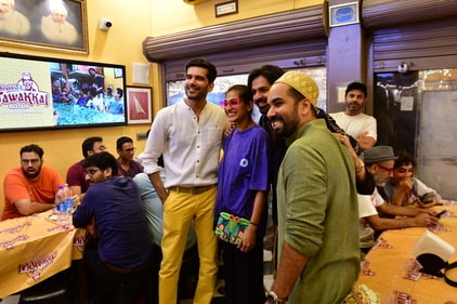 Taher Shabbir with Kubbra Sait and friends (Photo: Bhushan Koyande/HT)