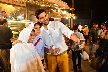 Taher Shabbir with his customers (Photo: Bhushan Koyande/HT)