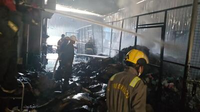 A video of the incident surfacing online showed thick smoke billowing out of the factory as firefighters kept sprinkling water, wearing breathing apparatus (BA) sets. (HT Photo)