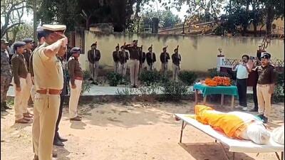 Bihar police personnel pay their respects to an assistant sub-inspector (ASI) who was killed in a mob attack in Munger (ANI - X) Bihar police personnel pay their respects to an assistant sub-inspector (ASI) who was killed in a mob attack in Munger (ANI - X)