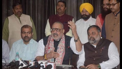 Union textile minister Giriraj Singh addresses mediapersons in Ludhiana on Sunday. (Gurpreet Singh/HT) Union textile minister Giriraj Singh addresses mediapersons in Ludhiana on Sunday. (Gurpreet Singh/HT)