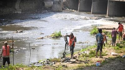 Workers clean Sunehri Pul drain near Jangpura in Delhi on Sunday. (Sanchit Khanna/HT Photo) Workers clean Sunehri Pul drain near Jangpura in Delhi on Sunday. (Sanchit Khanna/HT Photo)