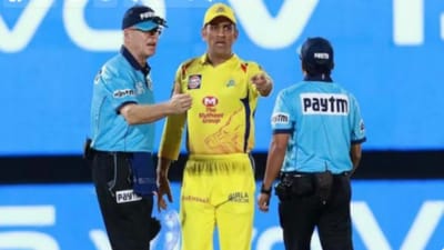 MS Dhoni argues with on-field umpires during IPL 2019 (IPL)