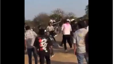 The situation escalated into a full-blown gang fight, forcing the police and Karnataka State Reserve Police (KSRP) personnel to intervene. (X/@PrishaSargam) The situation escalated into a full-blown gang fight, forcing the police and Karnataka State Reserve Police (KSRP) personnel to intervene. (X/@PrishaSargam)