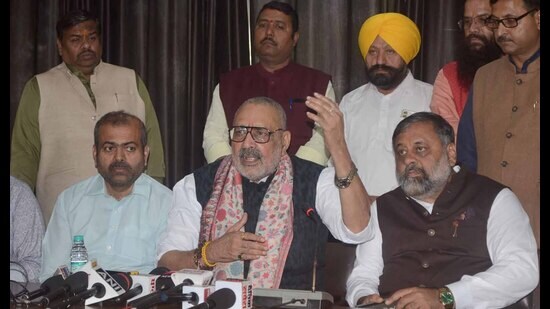 Union textile minister Giriraj Singh addresses mediapersons in Ludhiana on Sunday. (Gurpreet Singh/HT)