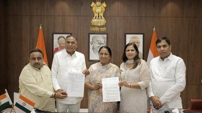 Delhi CM Rekha Gupta with the MPs during the meeting. (X/@DelhiGovDigital) Delhi CM Rekha Gupta with the MPs during the meeting. (X/@DelhiGovDigital)