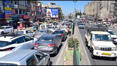 Despite Ludhiana MC’s strict guidelines on illegal hoardings, no action was taken on ground, allege. (HT PHOTO) Despite Ludhiana MC’s strict guidelines on illegal hoardings, no action was taken on ground, allege. (HT PHOTO)