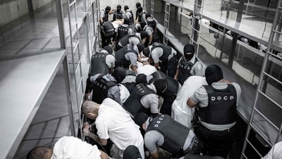 Arrival of alleged members of the Venezuelan criminal organization Tren de Aragua at the Terrorism Confinement Center (CECOT) in the city of Tecoluca, El Salvador. White House press secretary Karoline Leavitt asserted that the administration was not flouting court orders. (AFP)