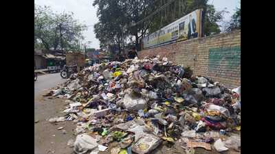 Garbage left unattended at Karbala crossing in the city. (HT Photo) Garbage left unattended at Karbala crossing in the city. (HT Photo)