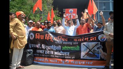 In Pune, members of right-wing outfits gathered outside the district collector’s office, raising slogans and submitted a memorandum addressed to chief minister Devendra Fadnavis for the early removal of the tomb. (MAHENDRA KOLHE/HT PHOTO) In Pune, members of right-wing outfits gathered outside the district collector’s office, raising slogans and submitted a memorandum addressed to chief minister Devendra Fadnavis for the early removal of the tomb. (MAHENDRA KOLHE/HT PHOTO)