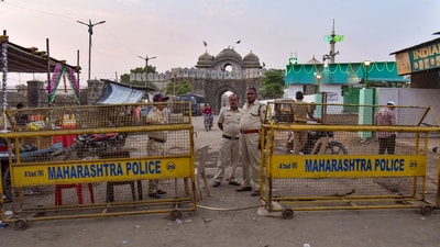 Security outside the Mughal emperor Aurangzeb's tomb, in Chhatrapati Sambhajinagar, Maharashtra, Sunday, March 16. (PTI) Security outside the Mughal emperor Aurangzeb's tomb, in Chhatrapati Sambhajinagar, Maharashtra, Sunday, March 16. (PTI)