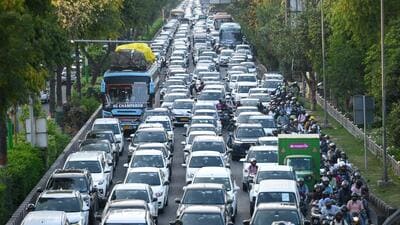 There are 11 emergency traffic diversion points from Noida to the Greater Noida side on Noida Expressway, and seven from Greater Noida to Noida side. Two diversion points are located near 130-metre road, and Surajpur area in Greater Noida, according to the data provided by Noida traffic police. (Sunil Ghosh/HT Photo) There are 11 emergency traffic diversion points from Noida to the Greater Noida side on Noida Expressway, and seven from Greater Noida to Noida side. Two diversion points are located near 130-metre road, and Surajpur area in Greater Noida, according to the data provided by Noida traffic police. (Sunil Ghosh/HT Photo)