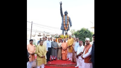 U.P chief minister Yogi Adityanath paid floral tributes at the statue of former chief minister of Uttar Pradesh Hemvati Nandan Bahuguna on his death anniversary at Yojna Bhawan in Lucknow on Monday. (HT Photo) U.P chief minister Yogi Adityanath paid floral tributes at the statue of former chief minister of Uttar Pradesh Hemvati Nandan Bahuguna on his death anniversary at Yojna Bhawan in Lucknow on Monday. (HT Photo)