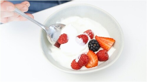 Greek Yogurt with Berries: Greek yoghurt is a great source of protein, and berries are a low-calorie and antioxidant-rich fruit. Mix a cup of Greek yoghurt with your choice of berries for a healthy and filling snack.&nbsp; (Pexels)