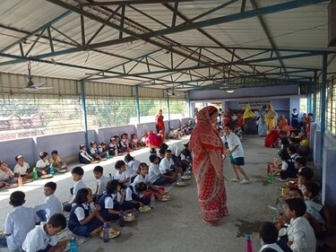 Students of Bhogpur Maktab Primary School at Kolaghat in East Midnapore having their mid-day meal in the dining hall. (Photo by Ananda Handa) Students of Bhogpur Maktab Primary School at Kolaghat in East Midnapore having their mid-day meal in the dining hall. (Photo by Ananda Handa)