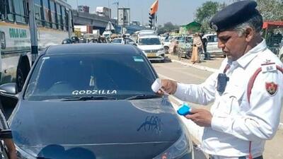 A traffic police ASI issued a challan of a car without number plate car at Rajiv Chowk near District Court on Tuesday. (Parveen Kumar/HT Photo) A traffic police ASI issued a challan of a car without number plate car at Rajiv Chowk near District Court on Tuesday. (Parveen Kumar/HT Photo)