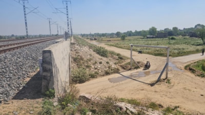 Alleged smugglers sped away when asked to stop at a barricade. (HT PHOTO) Alleged smugglers sped away when asked to stop at a barricade. (HT PHOTO)