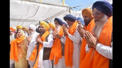 Former Akal Takht acting jathedar Giani Harpreet Singh performing ‘ardas’ in the presence of the committee members to launch the membership drive for the Shiromani Akali Dal in Amritsar on Tuesday. (Sameer Sehgal/HT) Former Akal Takht acting jathedar Giani Harpreet Singh performing ‘ardas’ in the presence of the committee members to launch the membership drive for the Shiromani Akali Dal in Amritsar on Tuesday. (Sameer Sehgal/HT)