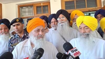 Shiromani Akali Dal (SAD) leaders Sukhbir Singh Badal and Balwinder Singh Bhunder addressing the media after meeting Harjinder Singh Dhami (centre) at his residence in Hoshiarpur on Tuesday. (Harpreet Kaur/HT) Shiromani Akali Dal (SAD) leaders Sukhbir Singh Badal and Balwinder Singh Bhunder addressing the media after meeting Harjinder Singh Dhami (centre) at his residence in Hoshiarpur on Tuesday. (Harpreet Kaur/HT)
