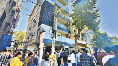 The couple lived on the third floor of a four-storey building in Kohat Enclave, a gated society in Pitampura. (HT PHOTO) The couple lived on the third floor of a four-storey building in Kohat Enclave, a gated society in Pitampura. (HT PHOTO)