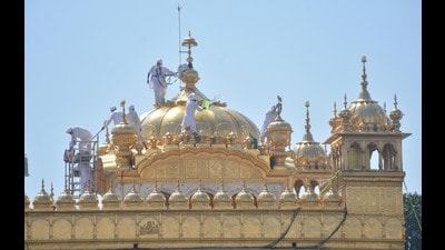 Volunteers of the UK jatha, Guru Nanak Nishkam Sewak Jatha, cleaning the gold plating of the Golden Temple in Amritsar. (Sameer Sehgal/HT) Volunteers of the UK jatha, Guru Nanak Nishkam Sewak Jatha, cleaning the gold plating of the Golden Temple in Amritsar. (Sameer Sehgal/HT)