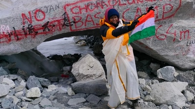 A 59-year-old Kerala woman defied age and odds, trekking solo to Everest Base Camp after training through YouTube. (Instagram/vasanthycheruveetil) A 59-year-old Kerala woman defied age and odds, trekking solo to Everest Base Camp after training through YouTube. (Instagram/vasanthycheruveetil)