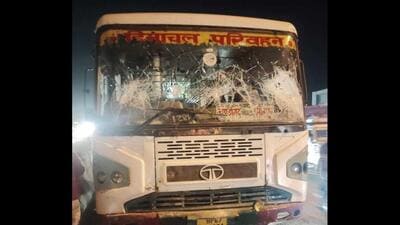 Amid the controversy that erupted following display of flags carrying slain militant preacher Jarnail Singh Bhindranwale’s pictures on the vehicle of a Punjabi tourist in Himachal Pradesh’s Manali and its removal by local residents, two masked miscreants vandalised a bus of the Himachal Road Transport Corporation (HRTC) on the Kharar flyover in Mohali on Tuesday. (HT Photo) Amid the controversy that erupted following display of flags carrying slain militant preacher Jarnail Singh Bhindranwale’s pictures on the vehicle of a Punjabi tourist in Himachal Pradesh’s Manali and its removal by local residents, two masked miscreants vandalised a bus of the Himachal Road Transport Corporation (HRTC) on the Kharar flyover in Mohali on Tuesday. (HT Photo)