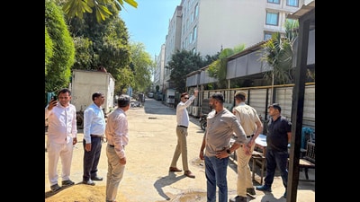 GMDA officials from the enforcement wing visited Sector 29 Huda market and directed business owners to remove encroachments in Gurugram on Wednesday. (HT PHOTO)