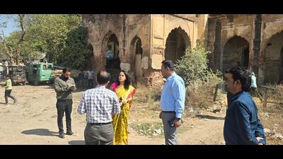 Lucknow divisional commissioner Roshan Jacob inspecting Rifa-e-Aam club, in Lucknow on Wednesday. (HT Photo) Lucknow divisional commissioner Roshan Jacob inspecting Rifa-e-Aam club, in Lucknow on Wednesday. (HT Photo)