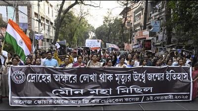 Members of Joint Platforms of Doctors and Abhaya Mancha stage a silent protest rally from College street demand justice for the RG Kar victim on her birthday in Kolkata, on February 9 (Hindustan Times) Members of Joint Platforms of Doctors and Abhaya Mancha stage a silent protest rally from College street demand justice for the RG Kar victim on her birthday in Kolkata, on February 9 (Hindustan Times)