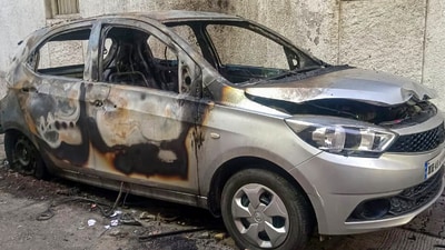 Charred remains of a vehicle is seen after a clash broke out between two groups at Hansapuri area in Nagpur on Tuesday. (ANI Photo) (ANI Grab) Charred remains of a vehicle is seen after a clash broke out between two groups at Hansapuri area in Nagpur on Tuesday. (ANI Photo) (ANI Grab)