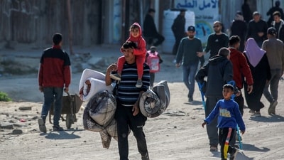 Palestinian families leave the eastern sector of the Gaza Strip, following Israeli airstrikes that targeted northern and other parts of Gaza in the early hours of March 18, 2025. (AFP) Palestinian families leave the eastern sector of the Gaza Strip, following Israeli airstrikes that targeted northern and other parts of Gaza in the early hours of March 18, 2025. (AFP)