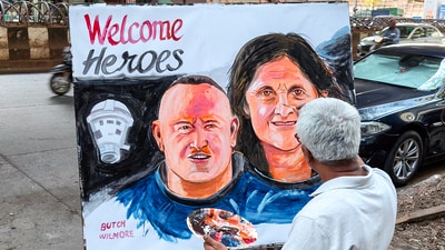 Gurukul School of Art teacher makes painting to welcome Astronauts Sunita Williams and Barry Wilmore, in Mumbai on Tuesday. (ANI) Gurukul School of Art teacher makes painting to welcome Astronauts Sunita Williams and Barry Wilmore, in Mumbai on Tuesday. (ANI)