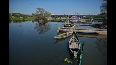 The Gomti near Kudiya Ghat in Lucknow on Wednesday (Mushtaq Ali/HT) The Gomti near Kudiya Ghat in Lucknow on Wednesday (Mushtaq Ali/HT)