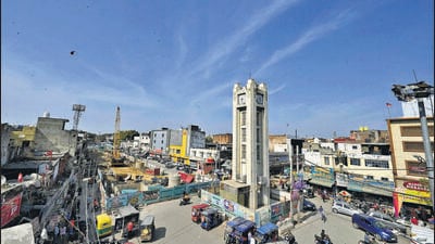 The clock tower ar Subji Mandi Ghanta Ghar, Roshanara road. (Arvind Yadav/HT PHOTO) The clock tower ar Subji Mandi Ghanta Ghar, Roshanara road. (Arvind Yadav/HT PHOTO)