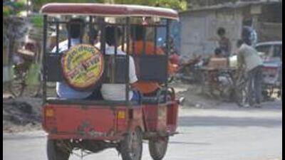 The man was charging his e-rickshaw at home when the battery exploded. All four family members suffered burns, said police. (HT Archive/representational image) The man was charging his e-rickshaw at home when the battery exploded. All four family members suffered burns, said police. (HT Archive/representational image)