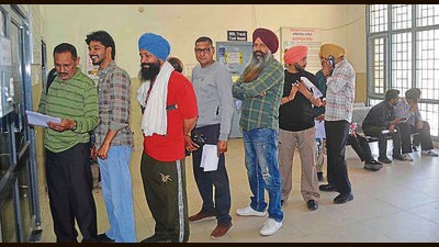 Visitors at the automated test centre near Rose Garden in Ludhiana on Wednesday. (Gurpreet Singh/HT) Visitors at the automated test centre near Rose Garden in Ludhiana on Wednesday. (Gurpreet Singh/HT)