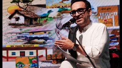 Actor Pankaj Tripathi reciting an excerpt from writer Shrilal Shukla’s novel Raag Darbari at an event in Lucknow. (HT photo)