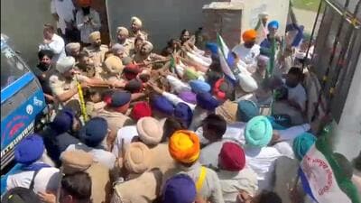 Punjab Police personnel preventing farm union activists from marching to the deputy commissioner’s office in Moga on Thursday. (Sanjeev Kumar/HT) Punjab Police personnel preventing farm union activists from marching to the deputy commissioner’s office in Moga on Thursday. (Sanjeev Kumar/HT)