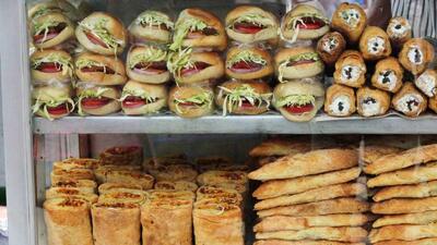 The metal carts were spread across the corridors and plazas of CP. They stocked burgers, but also patties, sandwiches, paneer kulche, “hot dog,” and cream-rolls. (HT Photo) The metal carts were spread across the corridors and plazas of CP. They stocked burgers, but also patties, sandwiches, paneer kulche, “hot dog,” and cream-rolls. (HT Photo)