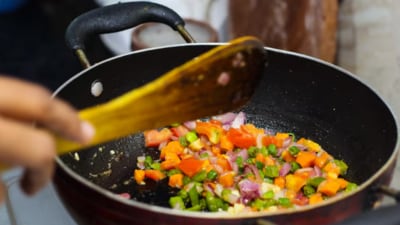 Always follow safety precautions and choose reputable non-stick pans brands to minimise potential risks. (Freepik) Always follow safety precautions and choose reputable non-stick pans brands to minimise potential risks. (Freepik)